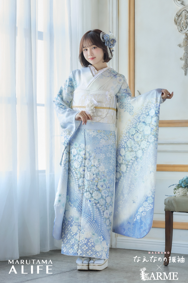 なえなのが着る淡い水色と白の花柄振袖｜LARMEコラボの透明感あふれる清楚な振袖コーデ