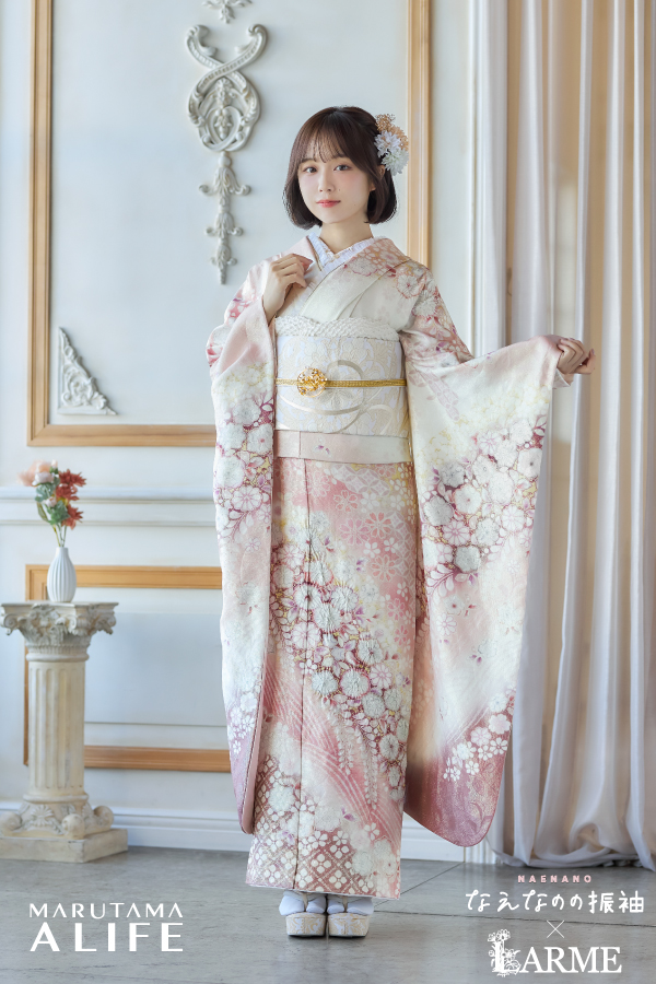 なえなのが着る淡いピンクとベージュの花柄振袖｜LARMEコラボのやさしく華やかなフェミニン振袖コーデ