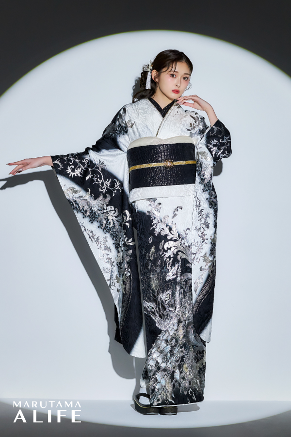 白と黒を基調に銀彩が映えるシックで上品な振袖