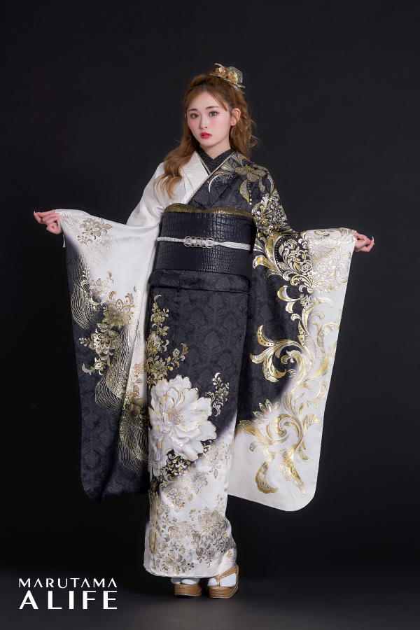 白と黒に金刺繍が映える豪華で気品ある振袖コーディネート