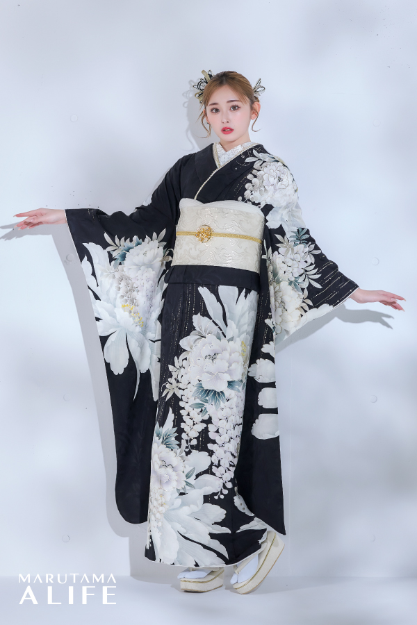 黒地に白い大輪の花が映える華やかで洗練された振袖姿