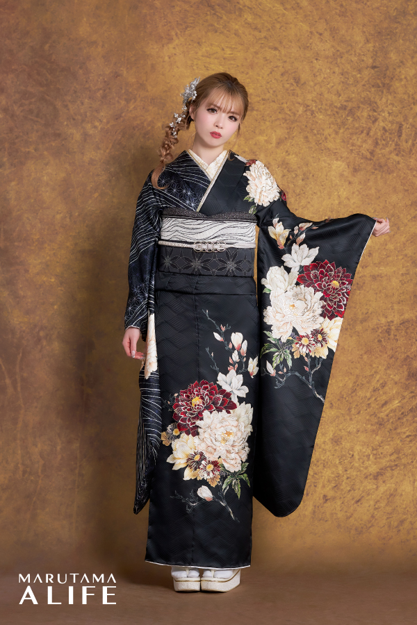 黒地に赤と白の花が華やかに咲く大人っぽい振袖コーディネート