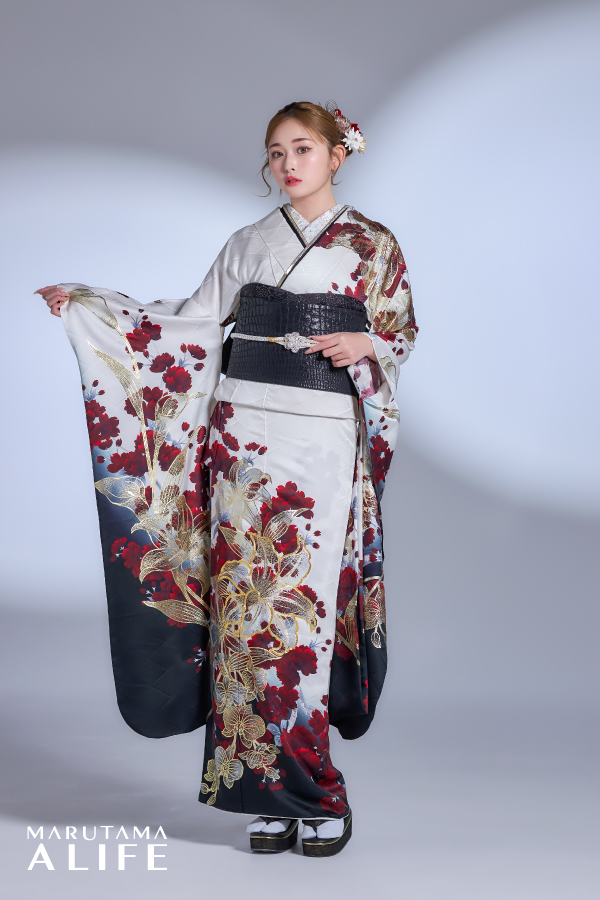 白地に赤と金の花が豪華に映える気品ある振袖コーディネート