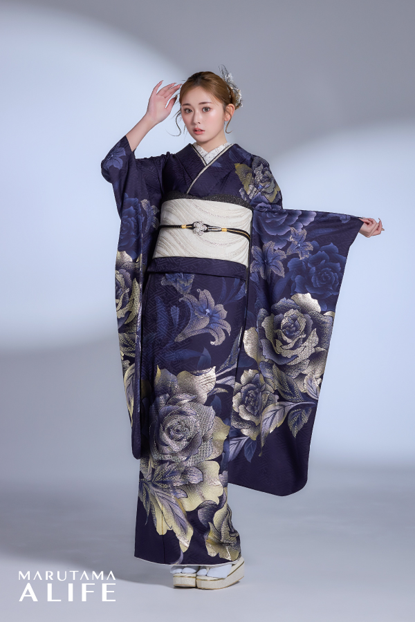 深い紺に金銀の薔薇が咲く、気高く華麗な振袖