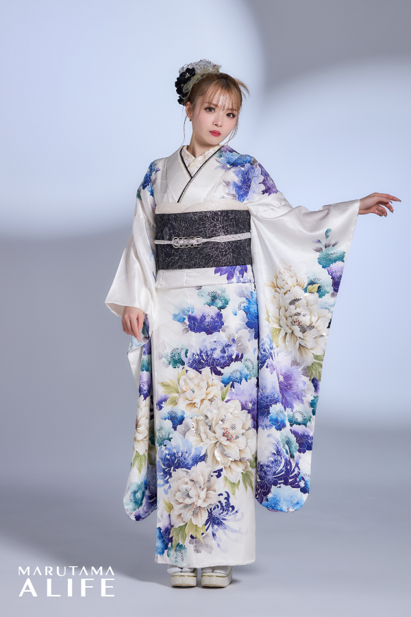 白地に青と紫の花々が舞う、清楚で華やかな振袖姿