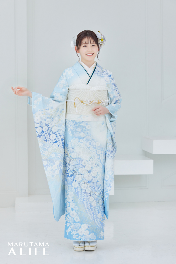 白と水色のグラデーションに花模様が美しい振袖の装い