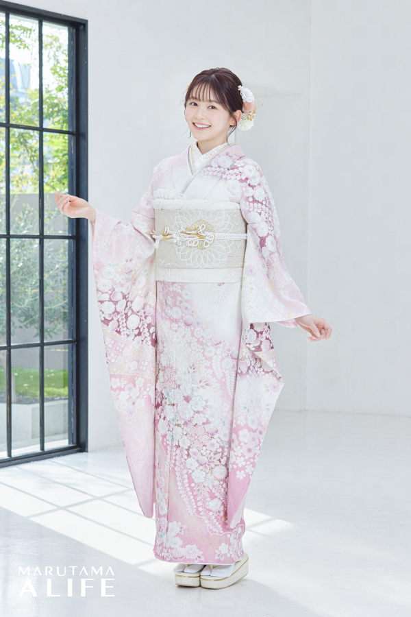 淡いピンクに白の花模様が広がる振袖の装い