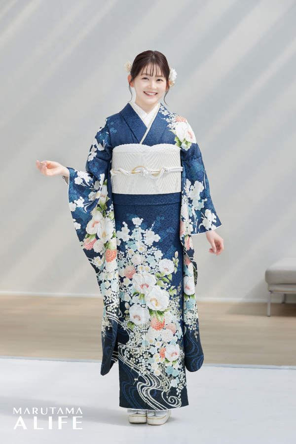 深い紺地に白や橙の花が咲き誇る、優美な印象を与える振袖の装い