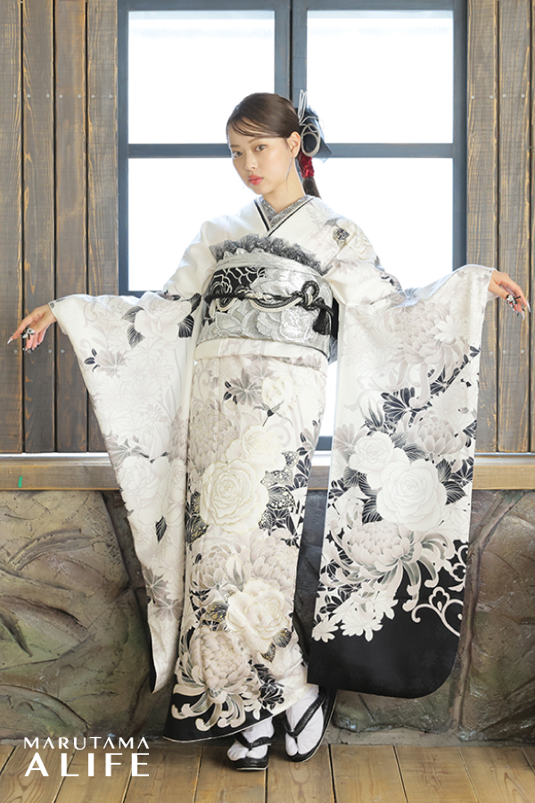 白と黒のコントラストが美しい気品ある花柄振袖