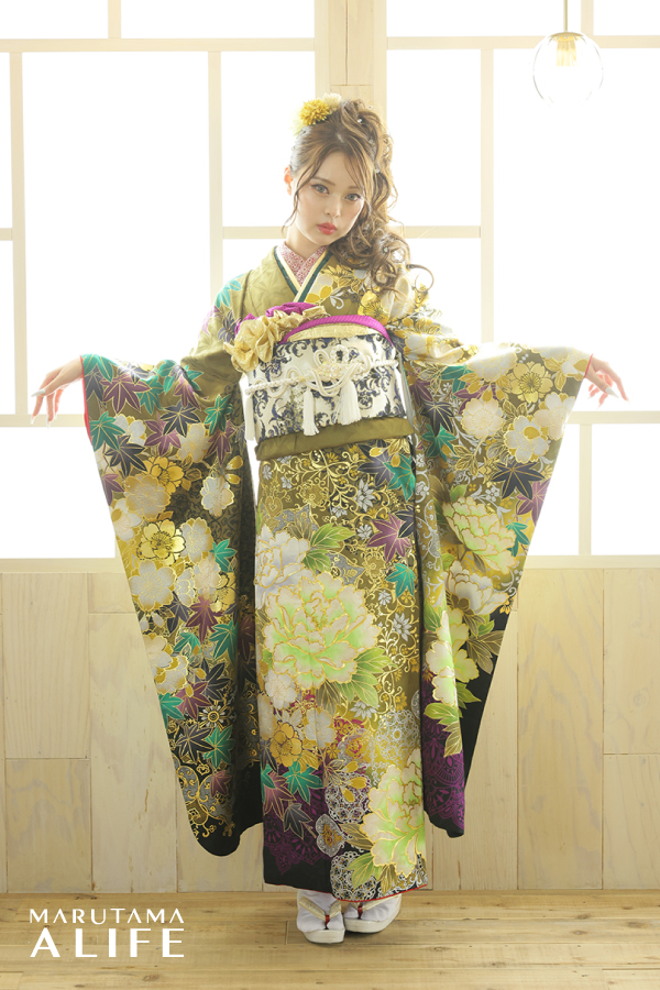 黄緑と金の華やかな彩りが目を引く豪華振袖