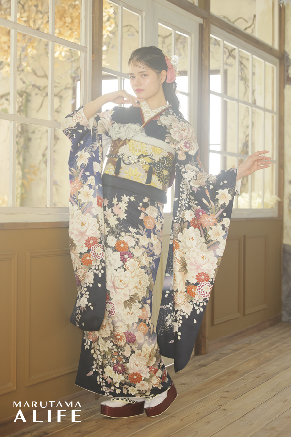 紺地に白と赤の花々が映える華やかで上品な振袖