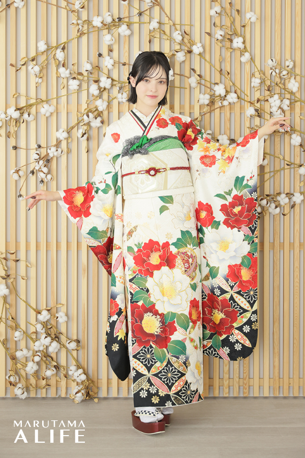 白地に赤や緑の花が映える、華やかで伝統的な振袖