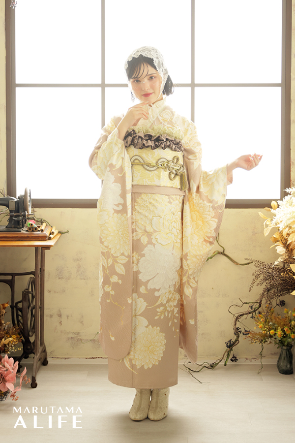 ベージュに白と黄の花が優しく映える上品な振袖