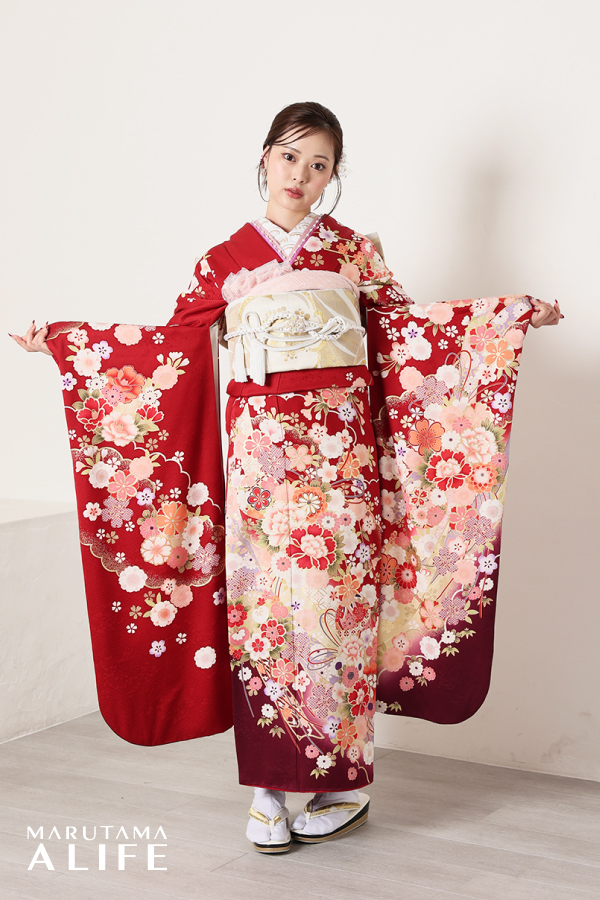 赤地にピンクと白の花が可憐に咲く華やかな振袖