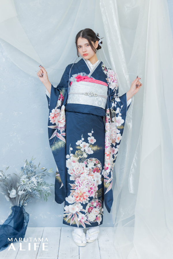 青・白・金・銀の紺地に白花が映える上品で華やかな古典モダン振袖