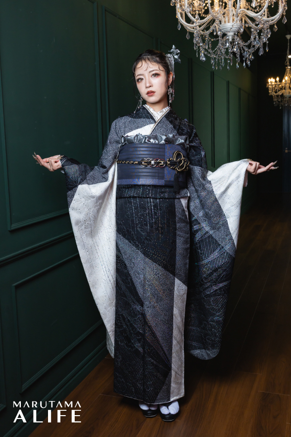 黒・白・青・銀　幾何学模様が映えるクールで洗練されたモダン振袖