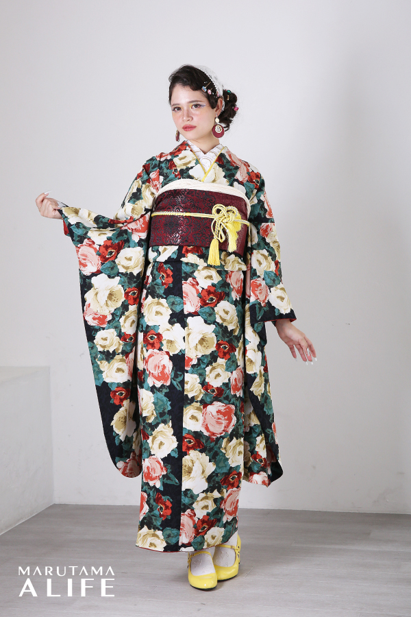 黒・赤・白・緑の花柄が映える可愛く個性派なレトロ振袖