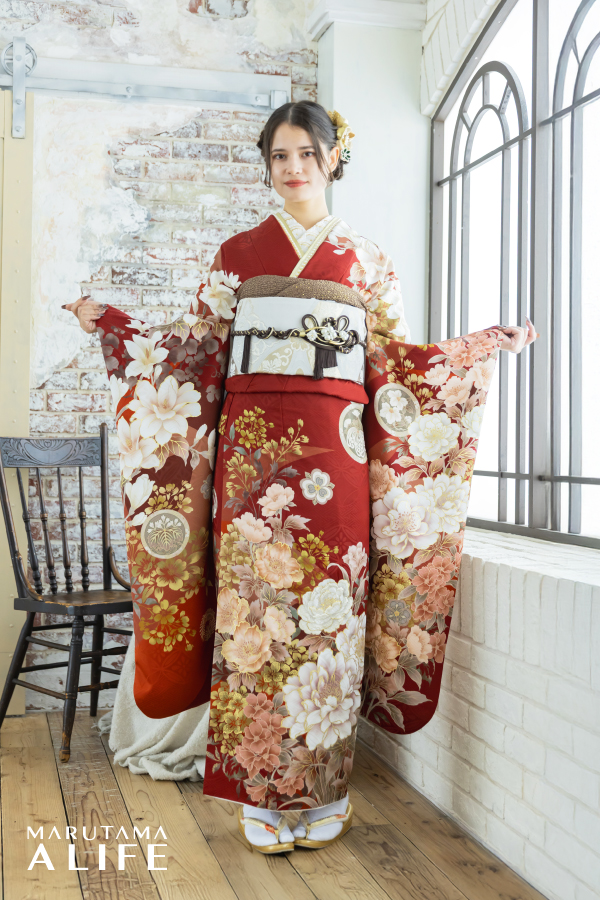 赤・金・白・茶の花柄が豪華に映える華やかな正統派古典振袖