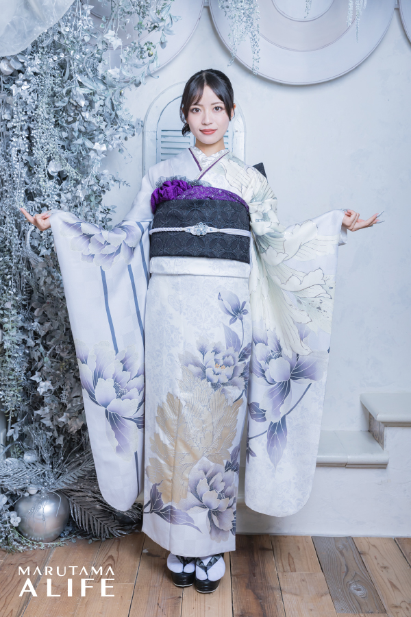 白・紫・銀・金の淡い花柄が美しい清楚で可憐な振袖