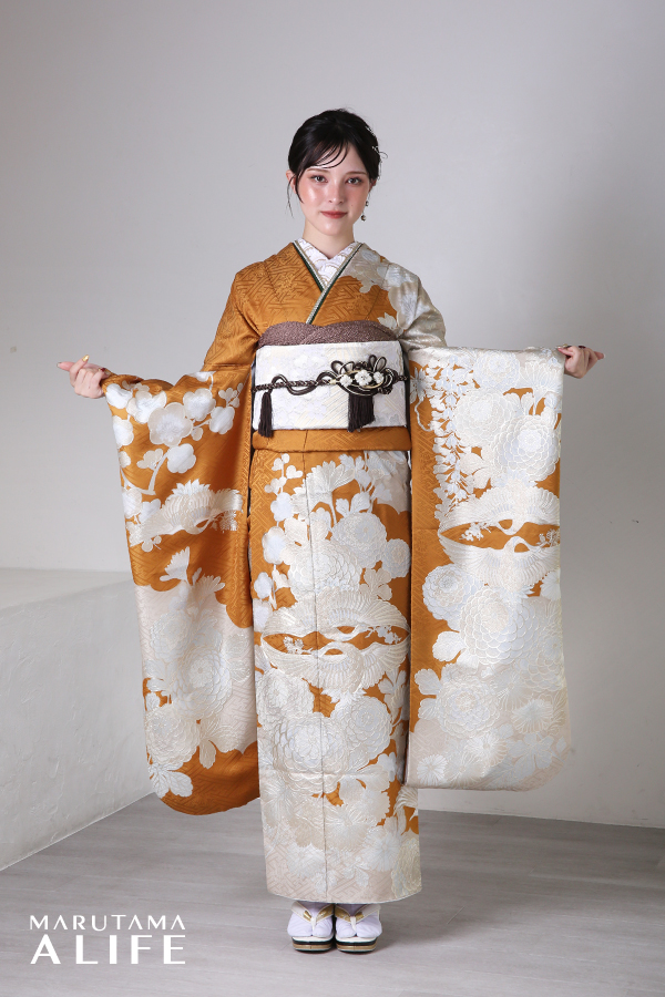 金・白・茶・銀の花柄が映える上品で華やかな正統派古典振袖