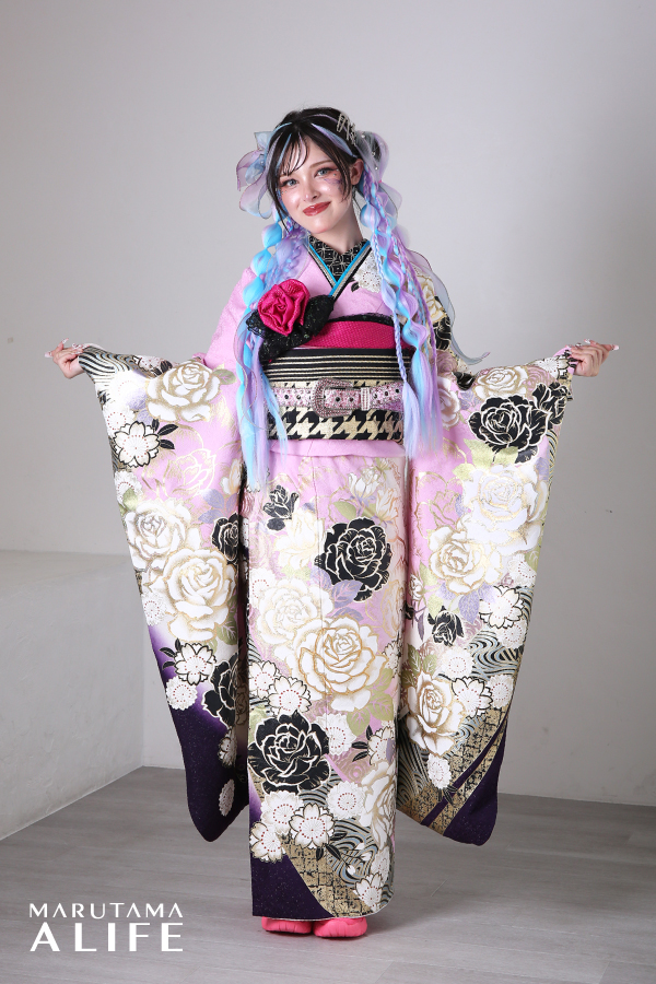 紫・白・黒・金の花柄が映えるかわいく個性派な地雷系振袖