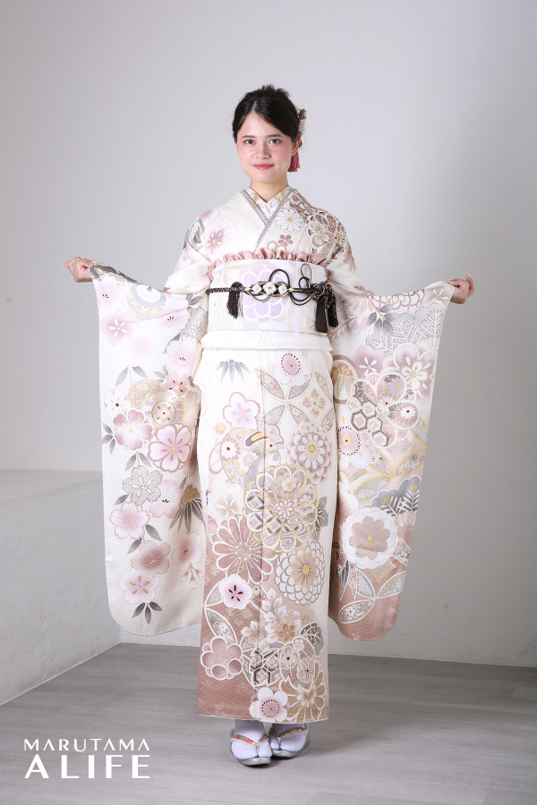 白・薄桃・金・茶の花柄が広がる清楚で可憐な上品振袖