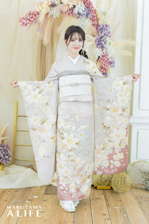 白・薄桃・金・生成の花柄が映える清楚でかわいい印象の振袖