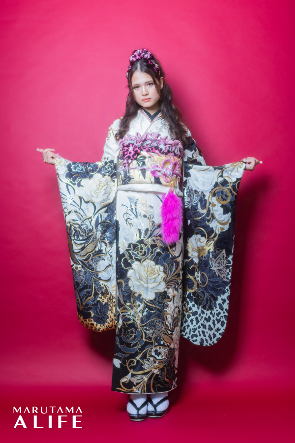 白・黒・金・桃の花柄が映える甘辛ミックスなかっこいい地雷系振袖