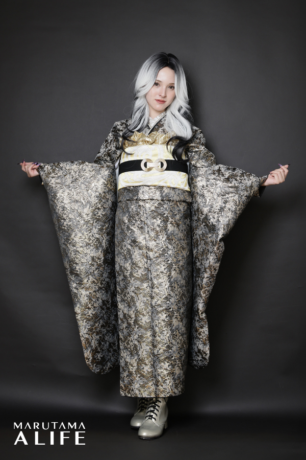 黒・金・銀・灰の柄が映えるシックで洗練されたモード振袖