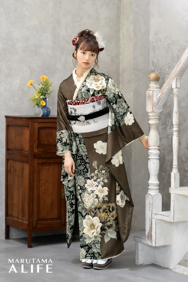 茶・緑・白・金の花柄が映える落ち着きある大人向け古典振袖