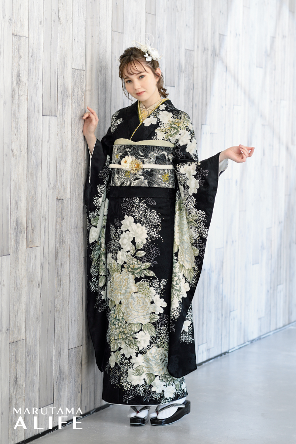 黒・白・緑・金の花柄が美しく映える落ち着いたかわいい振袖