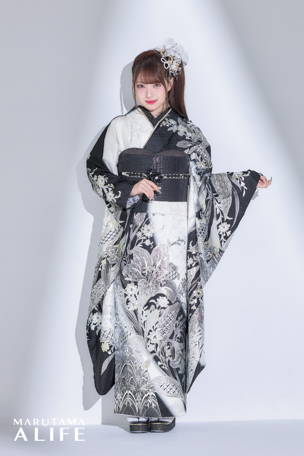 白・黒・銀・グレーの百合文様が映える上品で洗練された振袖