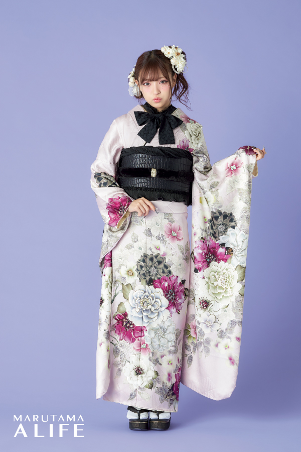 白・薄桃・黒・グレーの牡丹文様が映える上品で大人かわいい振袖