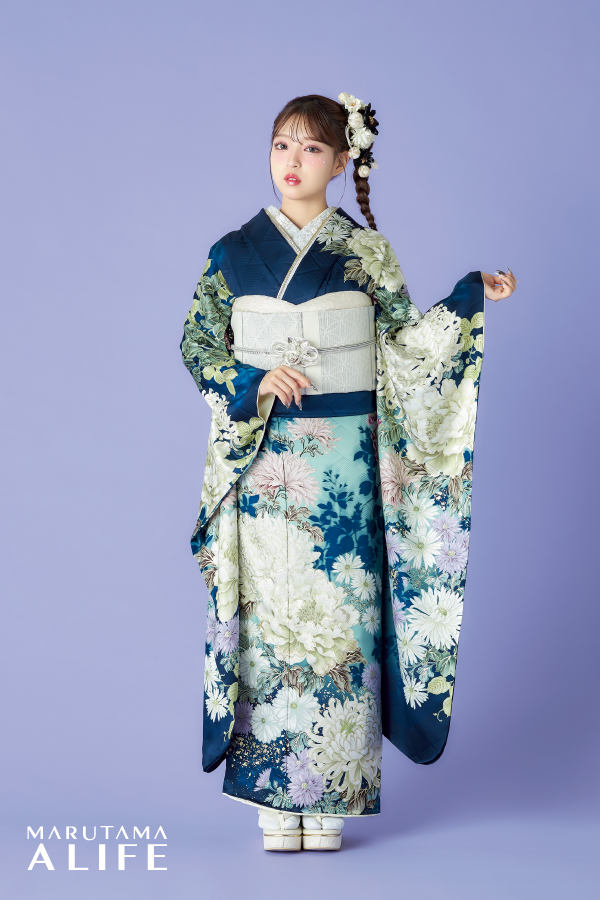 紺・白・緑・薄紫の大輪の菊文様が映える上品な古典振袖