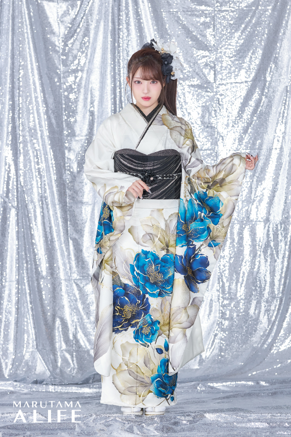 白地に青と金の牡丹が描かれた大人モダンで洗練された振袖