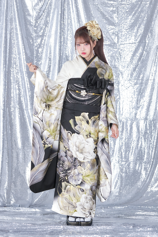 黒地に白と金の牡丹が描かれたシックで洗練された大人振袖