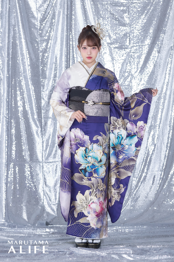 紫地に青と白の牡丹が大きく描かれ、金の縁取りが入った大人かわいい雰囲気のモダン振袖