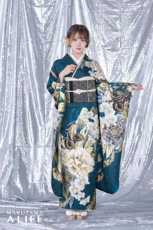 青緑地に白い牡丹と胡蝶蘭が大きく描かれ、金の縁取りが入った大人かわいい雰囲気のモダン振袖