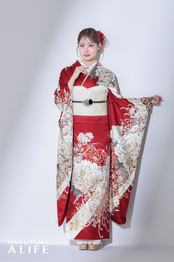 赤地に白と金の牡丹と菊が大きく描かれ、華やかさと上品さをあわせ持つ王道かわいい振袖