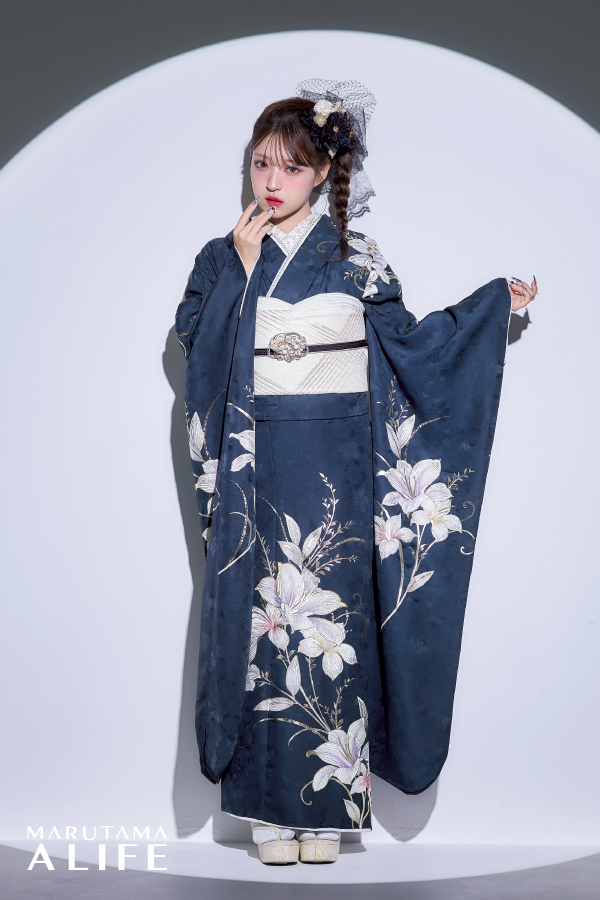 紺地に白と金で描かれた百合の花が縦に配置され、上品で大人っぽい雰囲気が引き立つきれいめ振袖