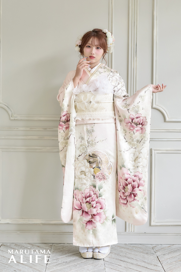 白地に薄桃色の牡丹が大きく描かれ、金彩がさりげなく入ったやさしく上品な雰囲気のかわいい・きれいめ振袖