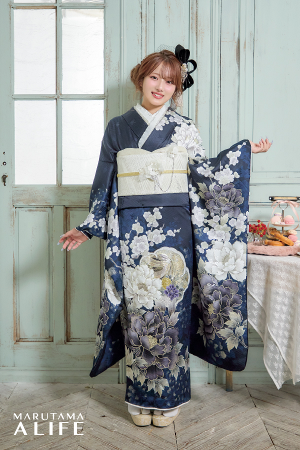 紺地に白と紫の牡丹と梅が描かれ、金の鶴文様が入った上品で大人かわいい雰囲気のきれいめ振袖