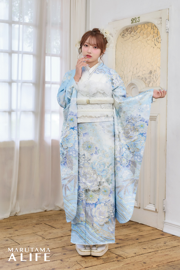 水色地に白と薄紫の牡丹と桜が描かれ、金彩がきらっと入ったやさしく甘めで明るい雰囲気の振袖