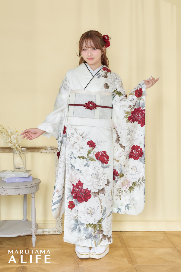 白地に牡丹と椿が描かれ、赤が差し色になったやさしく上品で華やかさもある白系振袖