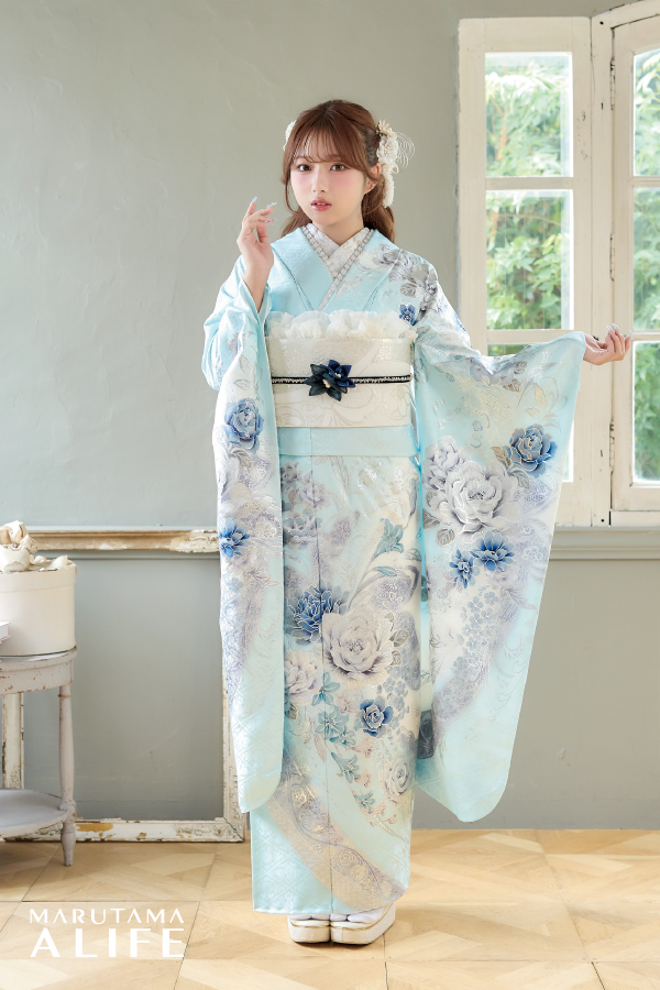 水色・白・銀・青を基調に淡い薔薇が広がる、透明感たっぷりでかわいい雰囲気の上品な振袖。やさしく写真映えする成人式向けデザイン