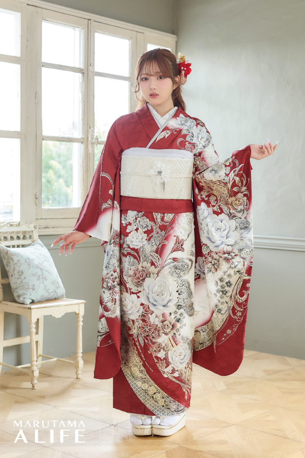 赤・白・金・黒を基調に大きな薔薇柄が映える、大人っぽくかっこいい雰囲気の洗練された振袖。甘すぎず上品で写真映えする成人式向けデザイン