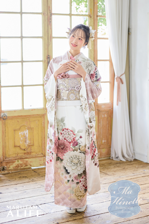 白・ピンク・金・ベージュを基調に菊と牡丹が描かれた、やさしくかわいく大人っぽい振袖。淡色で被りにくく写真映えする成人式向けデザイン