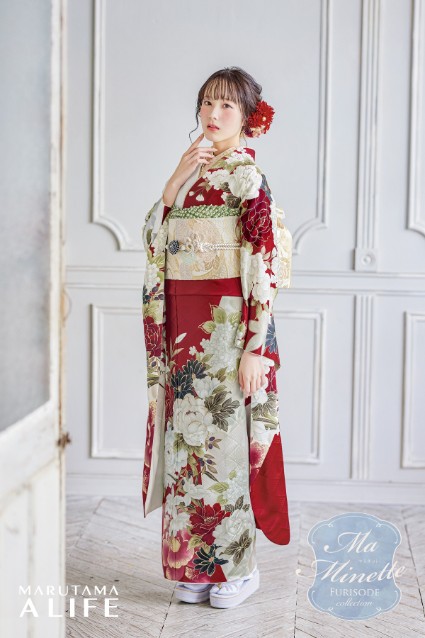 赤・白・金・緑を基調に牡丹と菊が華やかに描かれた、大人っぽく上品な王道振袖。存在感があり成人式でしっかり写真映えするデザイン