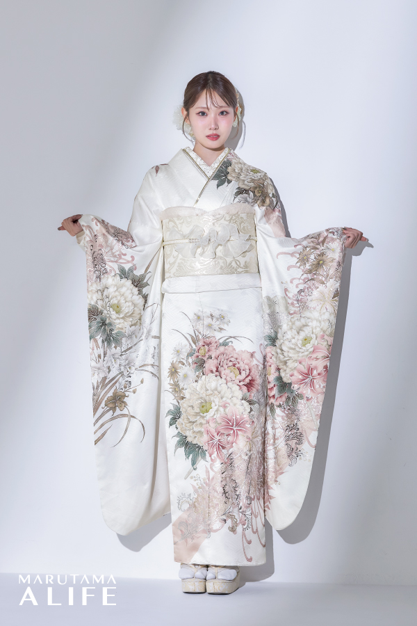 白・ベージュ・ピンク・金を基調に牡丹と百合が描かれた、透明感のある大人っぽい振袖。淡色で被らず上品に写真映えする成人式向けデザイン